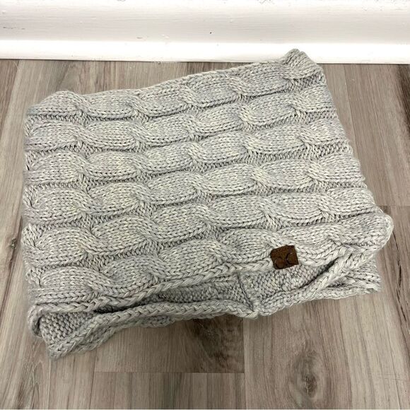C.C Scarf Women’s OS Comfy Chunky Light Gray Knit Infinity - Picture 1 of 3